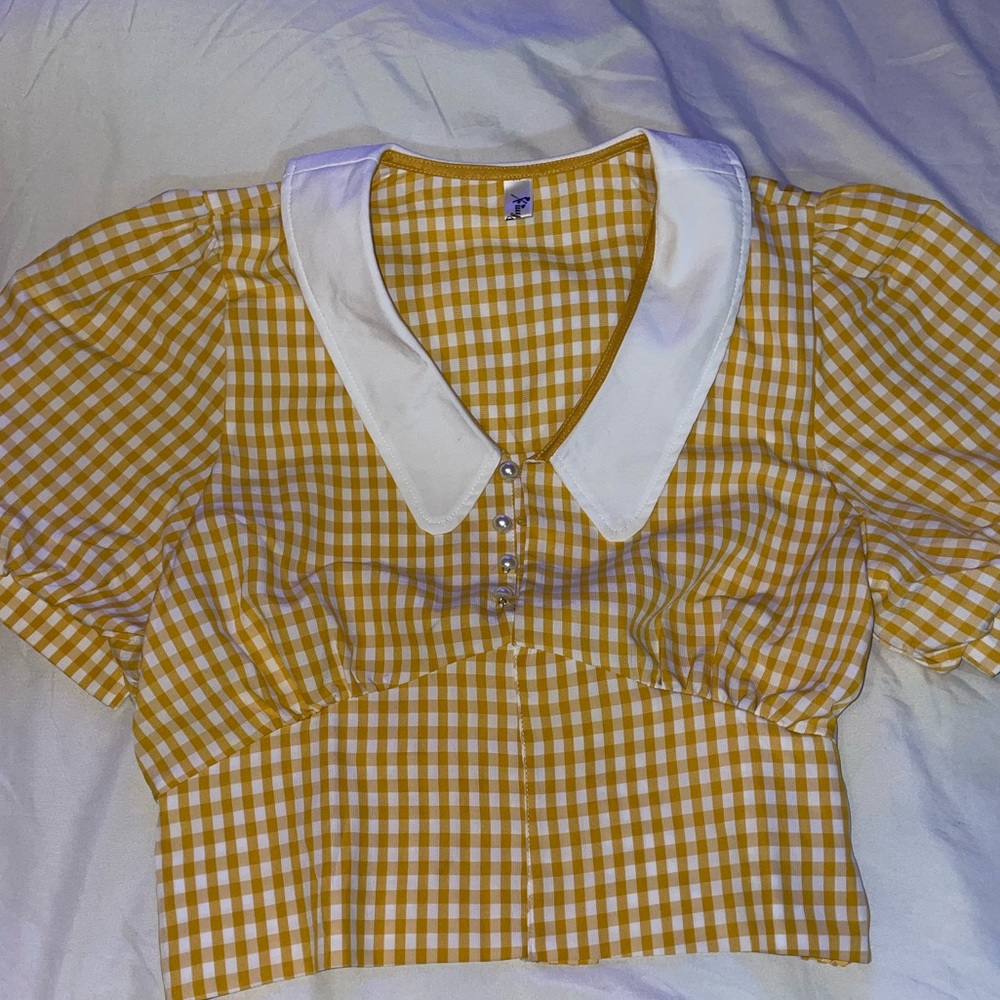 This beautiful gingham blouse is perfect for those warm months .